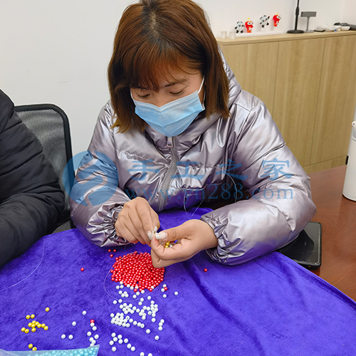 在家串串珠子就能賺錢，這個手工活串珠加工項目很靠譜(圖1)