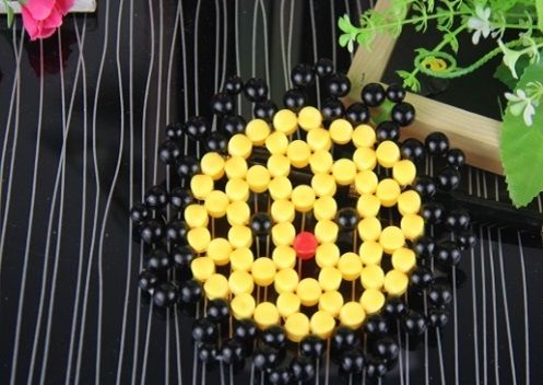 3月27日，年輕人也喜歡在家工作，把手工活拿回家做，手工之家會提供成品參考和驗收標準，圖為勵志珠珠繡串珠手工產(chǎn)品剪影