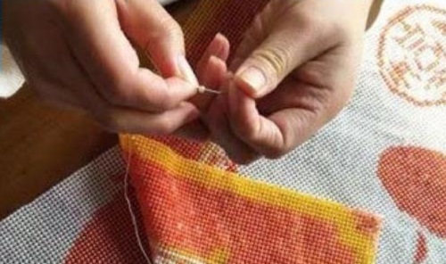 4月2日，在家做手工活掙錢，寄到家做的手工活，這個(gè)外發(fā)手工活的加工費(fèi)如何結(jié)算？圖為勵(lì)志珠珠繡串珠手工產(chǎn)品剪影