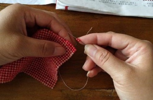 4月2日，在家做手工活掙錢，寄到家做的手工活，這個(gè)外發(fā)手工活的加工費(fèi)如何結(jié)算？圖為勵(lì)志珠珠繡串珠手工產(chǎn)品剪影
