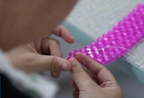 4月2日，在家做手工活掙錢，寄到家做的手工活，這個(gè)外發(fā)手工活的加工費(fèi)如何結(jié)算？圖為勵(lì)志珠珠繡串珠手工產(chǎn)品剪影