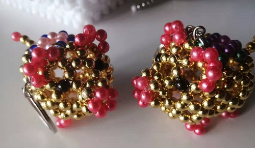 4月22日，想接正規(guī)廠家的手工活，大家在家找手工活做，手工之家珠繡串珠外發(fā)手工活為什么很適合在家做，圖為勵(lì)志珠珠繡串珠手工產(chǎn)品剪影(圖1)