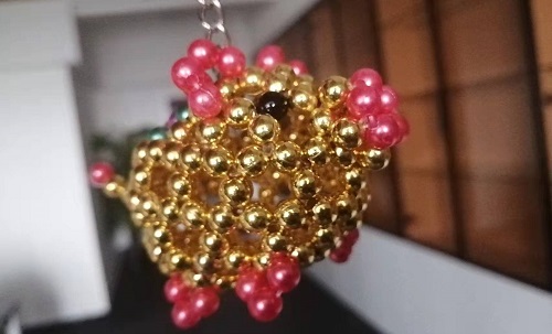 4月22日，想接正規(guī)廠家的手工活，大家在家找手工活做，手工之家珠繡串珠外發(fā)手工活為什么很適合在家做，圖為勵(lì)志珠珠繡串珠手工產(chǎn)品剪影(圖4)