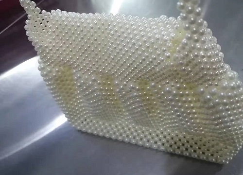 4月23日，拿回家做的手工活，在家做手工活掙錢，選擇手工之家，這里的加工費高嗎？圖為勵志珠珠繡串珠手工珠包產品剪影