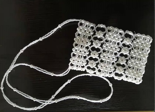 4月24日，可以寄到家做的手工活，手工活兼職，手工活外發(fā)加工企業(yè)手工之家的服務(wù)，合作前后都好，圖為勵志珠珠繡串珠手工珠包產(chǎn)品剪影