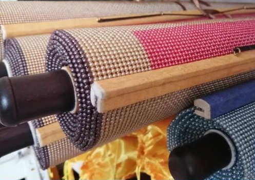 4月28日，手工活接單平臺(tái)，手工之家正規(guī)靠譜的手工活外發(fā)加工項(xiàng)目，城市農(nóng)村，誰做手工更有優(yōu)勢，圖為勵(lì)志珠珠繡手工產(chǎn)品細(xì)節(jié)剪影