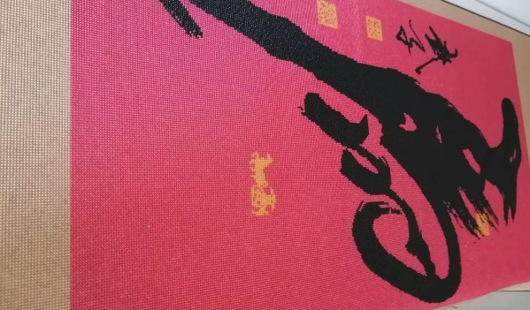 5月9日，手工外發(fā)加工網(wǎng)，全國正規(guī)手工活平臺(tái)有哪些，手工之家的加工人員在交流中成為朋友，圖為勵(lì)志珠珠繡串珠手工產(chǎn)品剪影