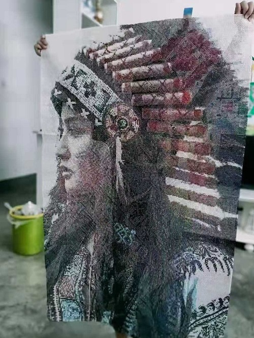 5月11日，手工串珠兼職，加工活外放的正規(guī)公司，真實是十多年老手工企業(yè)手工之家的一張重要名片，圖為勵志珠珠繡串珠手工加工現(xiàn)場剪影