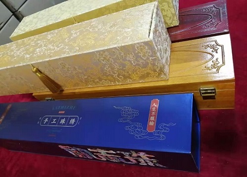 5月12日，農(nóng)村手工活加工項(xiàng)目代，帶回家做手工活，手工之家這樣做，大家自然很放心，圖為勵志珠珠繡手工產(chǎn)品多款外包裝剪影
