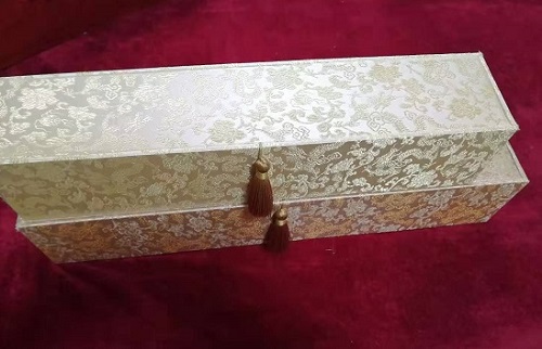 5月12日，農(nóng)村手工活加工項(xiàng)目代，帶回家做手工活，手工之家這樣做，大家自然很放心，圖為勵志珠珠繡手工產(chǎn)品多款外包裝剪影