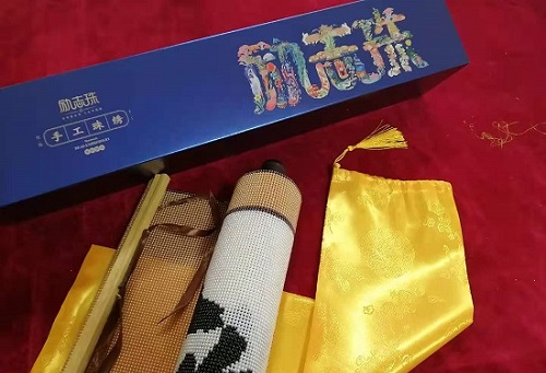 5月12日，農(nóng)村手工活加工項(xiàng)目代，帶回家做手工活，手工之家這樣做，大家自然很放心，圖為勵志珠珠繡手工產(chǎn)品多款外包裝剪影