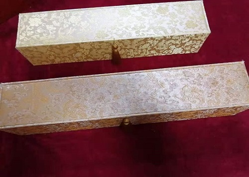 5月12日，農(nóng)村手工活加工項(xiàng)目代，帶回家做手工活，手工之家這樣做，大家自然很放心，圖為勵志珠珠繡手工產(chǎn)品多款外包裝剪影