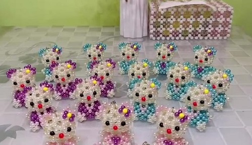 5月15日，招聘手工活加工，拿回家做的手工活大批，手工之家的珠繡串珠外發(fā)手工活時(shí)間自由，但不是絕對(duì)的自由，圖為繡娘創(chuàng)新勵(lì)志珠珠繡手工產(chǎn)品剪影