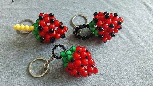 5月15日，招聘手工活加工，拿回家做的手工活大批，手工之家的珠繡串珠外發(fā)手工活時(shí)間自由，但不是絕對(duì)的自由，圖為繡娘創(chuàng)新勵(lì)志珠珠繡手工產(chǎn)品剪影