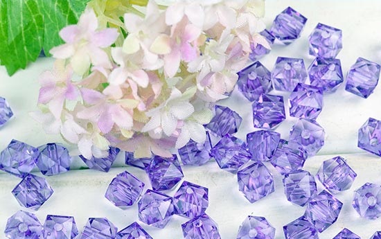 5月21日，純手工活代加工，正規(guī)純手工活外發(fā)，大家為什么都說(shuō)手工之家的珠繡串珠外發(fā)手工活好學(xué)好做？圖為珠繡立體串珠手工多色繡珠剪影 