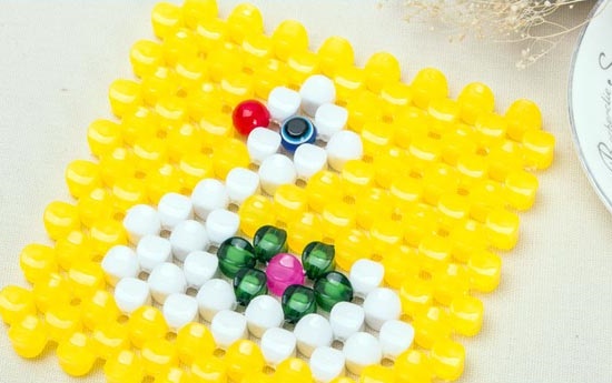 5月22日，找附近手工活拿回家做，手工外發(fā)加工網(wǎng)，想做珠繡串珠手工掙錢(qián)，該怎么與手工之家合作？圖為勵(lì)志珠珠繡串珠手工產(chǎn)品剪影