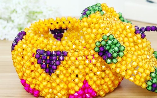 5月23日，手工活拿回家做，在家做手工兼職，手工之家的手工產(chǎn)品驗收，標(biāo)準(zhǔn)寫的真清楚，圖為勵志珠珠繡串珠手工產(chǎn)品剪影 