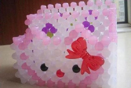 6月2日，在家做的手工活正規(guī)平臺(tái)，帶回家做手工活，手工之家在材料提供上也人性化，圖為勵(lì)志珠珠繡串珠手工產(chǎn)品剪影