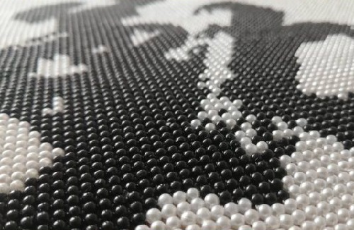 6月6日， 手工活接單平臺(tái)，純手工活代加工，用心付出，手工之家與大家一起收獲，圖為勵(lì)志珠珠繡手工產(chǎn)品剪影