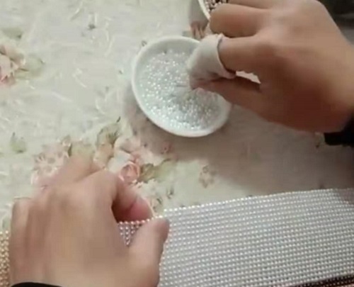 農(nóng)閑更賺錢，剛忙完麥收，又忙起彩珠繡加工來……(圖1)