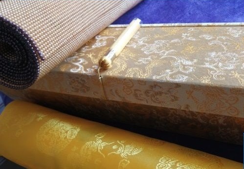 6月12日，拿回家做的手工活大批，可靠的手工活外發(fā)，不管什么合作方式，在手工之家都沒有后顧之憂，圖為勵(lì)志珠珠繡手工成品外包裝剪影