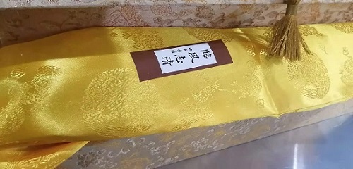 6月12日，拿回家做的手工活大批，可靠的手工活外發(fā)，不管什么合作方式，在手工之家都沒有后顧之憂，圖為勵(lì)志珠珠繡手工成品外包裝剪影