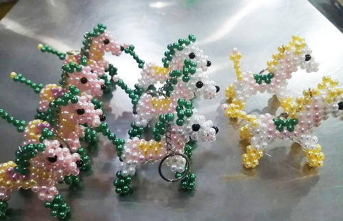 6月14日，全國正規(guī)手工活平臺有哪些，農(nóng)村手工活加工項目代，手工之家實現(xiàn)創(chuàng)業(yè)夢想的好地方，圖為勵志珠珠繡串珠手工產(chǎn)品剪影