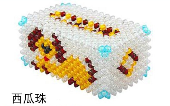 兼顧得好，忙于做珠繡串珠手工活也不耽誤干農(nóng)活(圖1)
