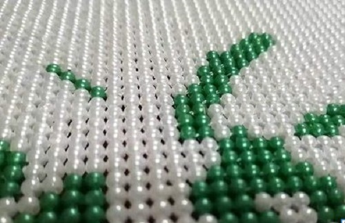 7月24日，純手工活外發(fā)加工，帶回家做的手工活，銷售的力量就是手工之家企業(yè)生存發(fā)展的源頭，圖為勵(lì)志珠珠繡串珠手工產(chǎn)品剪影