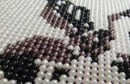 7月24日，純手工活外發(fā)加工，帶回家做的手工活，銷售的力量就是手工之家企業(yè)生存發(fā)展的源頭，圖為勵(lì)志珠珠繡串珠手工產(chǎn)品剪影