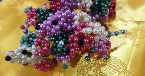 7月29日，正規(guī)純手工活外發(fā)，手工活外發(fā)加工，合作共贏成就手工之家與加工人員的良好關(guān)系，圖為勵志珠珠繡串珠手工產(chǎn)品剪影