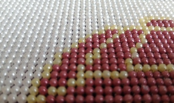 8月3日，純手工活代加工，農(nóng)村手工活加工項(xiàng)目，做手工之家的外發(fā)手工活是一件幸福的事，圖為勵(lì)志珠珠繡串珠手工產(chǎn)品剪影