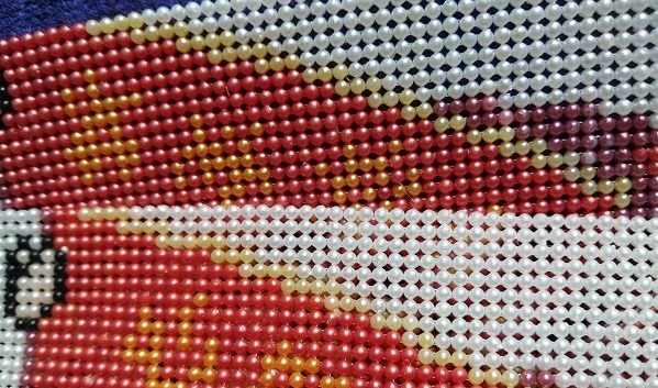 8月3日，純手工活代加工，農(nóng)村手工活加工項(xiàng)目，做手工之家的外發(fā)手工活是一件幸福的事，圖為勵(lì)志珠珠繡串珠手工產(chǎn)品剪影