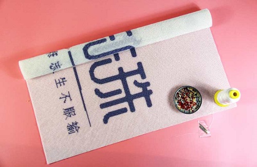 8月16日，農(nóng)村手工活加工項目，在家做手工，注意了這些事，做手工活掙錢就會選對手工企業(yè)，圖為手工之家的勵志珠珠繡手工產(chǎn)品細(xì)節(jié)剪影