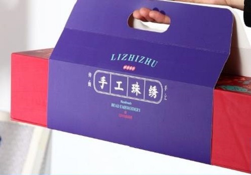 8月28日，在家兼職手工活加工，手工活外發(fā)加工正規(guī)的廠家，手工之家的產(chǎn)品體系出發(fā)點是傳統(tǒng)手工傳承和市場需要，圖為勵志珠珠繡手工產(chǎn)品一款外包裝剪影
