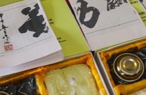 9月10日，手工活外發(fā)加工正規(guī)的廠家，正規(guī)供料的手工活，在手工之家做手工掙錢不擔(dān)心，圖為勵(lì)志珠珠繡串珠手工材料套件剪影