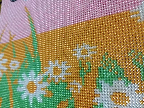 9月18日，正規(guī)純手工活外發(fā)，在家兼職手工活，手工之家的珠繡串珠手工很適合在家加工，圖為勵(lì)志珠珠繡手工產(chǎn)品細(xì)節(jié)剪影
