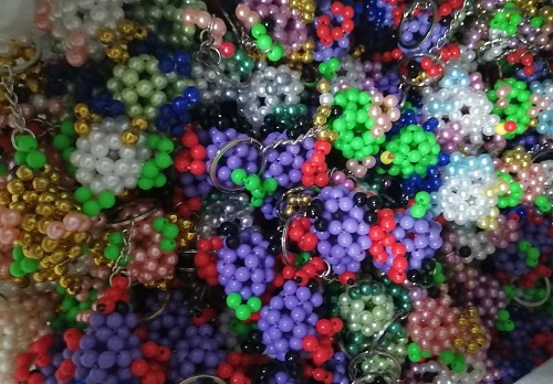 9月23日，拿回家做的手工活，在家做手工活掙錢，手工之家的珠繡串珠是傳統(tǒng)手工、純手工，圖為勵志珠珠繡串珠手工產(chǎn)品剪影