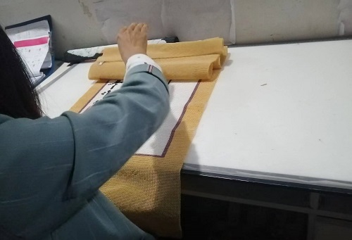 9月25日，可以帶回家做的手工活，在家做手工活掙錢，手工之家是大家居家就業(yè)創(chuàng)業(yè)的好選擇，圖為勵志珠珠繡串珠手工成品倉庫驗收剪影