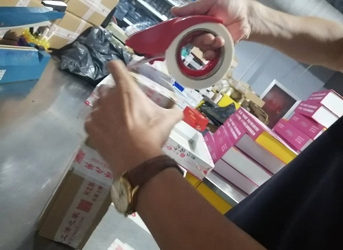 9月26日，寄到家做的手工活，代加工手工活，手工之家的合作方式滿足加工人員的需要，圖為勵(lì)志珠珠繡手工材料倉庫工作人員剪影