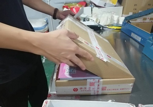 9月26日，寄到家做的手工活，代加工手工活，手工之家的合作方式滿足加工人員的需要，圖為勵(lì)志珠珠繡手工材料倉庫工作人員剪影