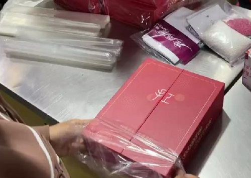 9月27日，純手工活外發(fā)加工項(xiàng)目，手工加工回收項(xiàng)目，讓產(chǎn)品合格，手工之家注重前期培訓(xùn)、驗(yàn)收標(biāo)準(zhǔn)明確，圖為勵(lì)志珠珠繡串珠手工材料發(fā)貨剪影