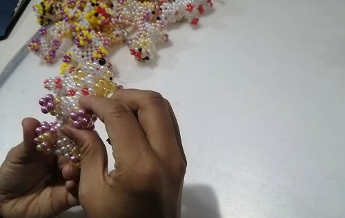 9月28日，拿回家做的手工活，正規(guī)供料的手工活，合適的手工，合作和服務(wù)都好，越來越多人在手工之家通過手工成長收獲，圖為勵志珠珠繡串珠手工成品庫驗收剪影