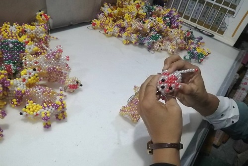 9月28日，拿回家做的手工活，正規(guī)供料的手工活，合適的手工，合作和服務(wù)都好，越來越多人在手工之家通過手工成長收獲，圖為勵志珠珠繡串珠手工成品庫驗收剪影
