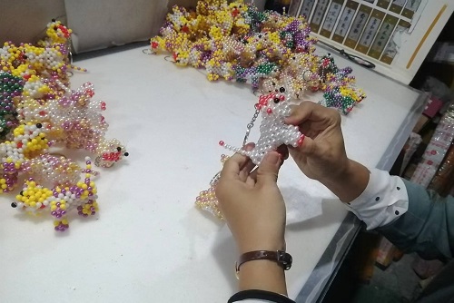 9月28日，拿回家做的手工活，正規(guī)供料的手工活，合適的手工，合作和服務(wù)都好，越來越多人在手工之家通過手工成長收獲，圖為勵志珠珠繡串珠手工成品庫驗收剪影