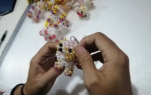 9月28日，拿回家做的手工活，正規(guī)供料的手工活，合適的手工，合作和服務(wù)都好，越來越多人在手工之家通過手工成長收獲，圖為勵志珠珠繡串珠手工成品庫驗收剪影