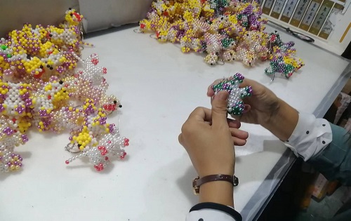 9月28日，拿回家做的手工活，正規(guī)供料的手工活，合適的手工，合作和服務(wù)都好，越來越多人在手工之家通過手工成長收獲，圖為勵志珠珠繡串珠手工成品庫驗收剪影