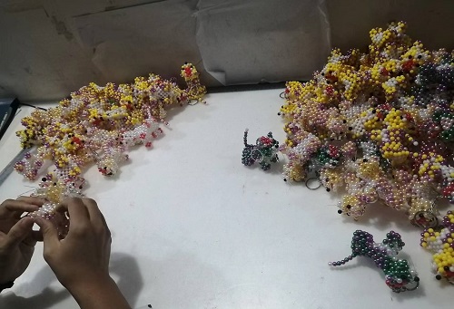 9月28日，拿回家做的手工活，正規(guī)供料的手工活，合適的手工，合作和服務(wù)都好，越來越多人在手工之家通過手工成長收獲，圖為勵志珠珠繡串珠手工成品庫驗收剪影