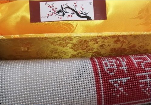 10月2日，在家做手工活掙錢，寄到家做的手工活，手工之家堅持對珠繡非遺傳統(tǒng)手工的傳承和創(chuàng)新，圖為勵志珠珠繡串珠手工產(chǎn)品及外包裝剪影