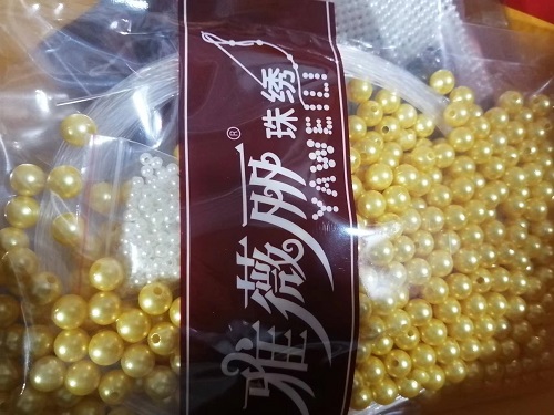 10月3日，接手工活訂單的平臺，可以帶回家做的手工活，加工沒難度，剛做手工之家的珠繡串珠手工活要注意什么？圖為勵(lì)志珠珠繡串珠小手工產(chǎn)品材料剪影